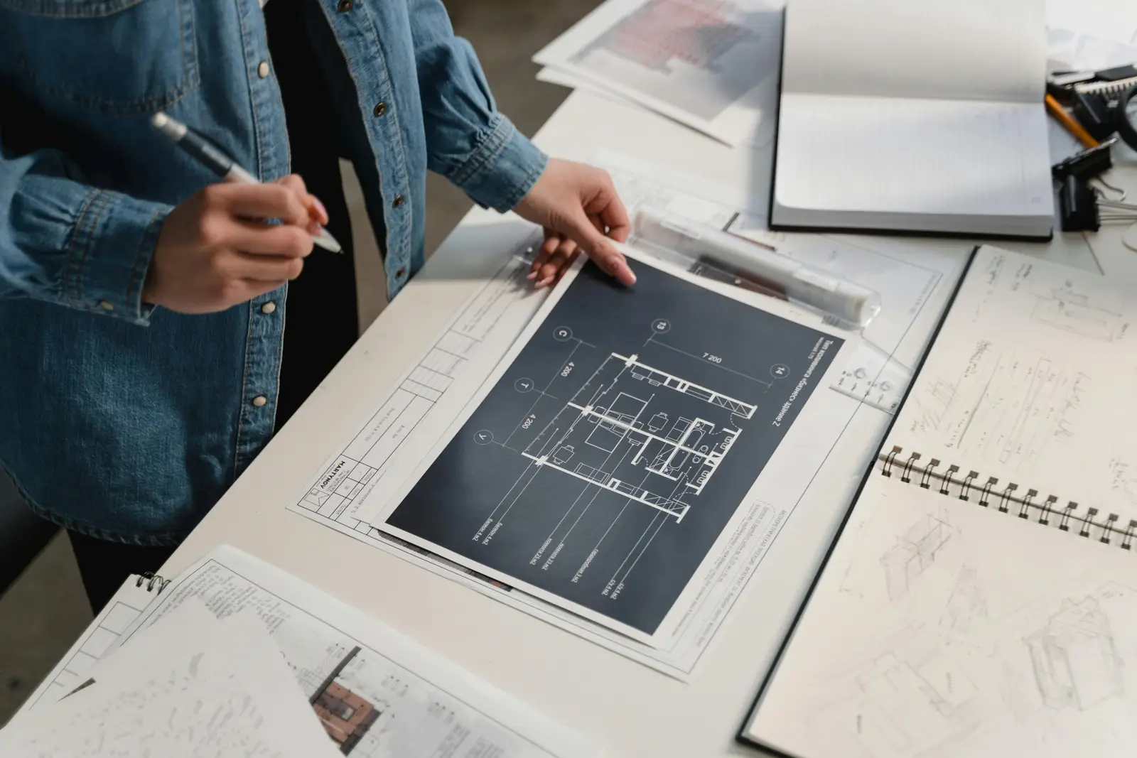 Profesional revisando planos sobre una mesa de trabajo