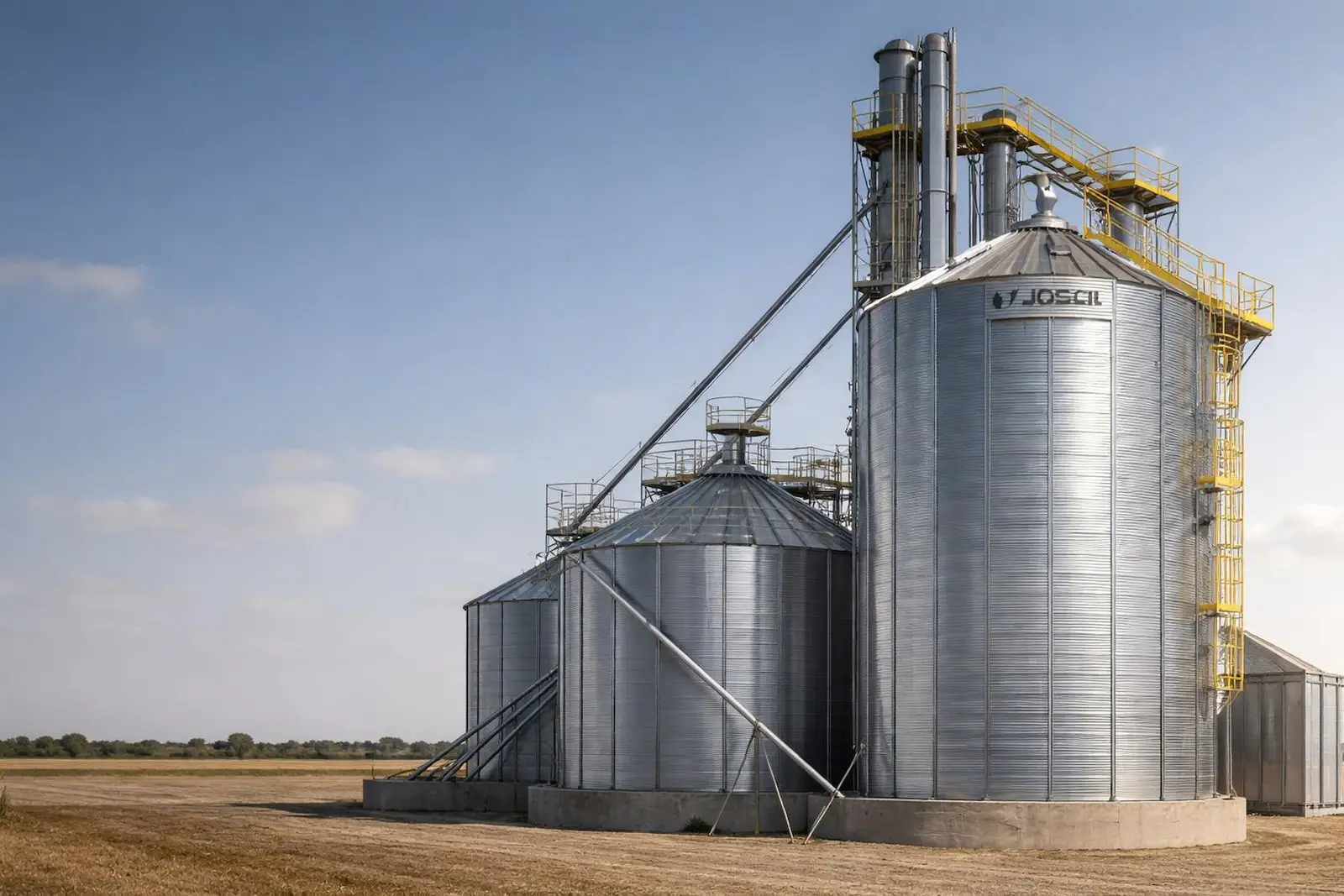 Silos metálicos de almacenamiento de granos en el campo