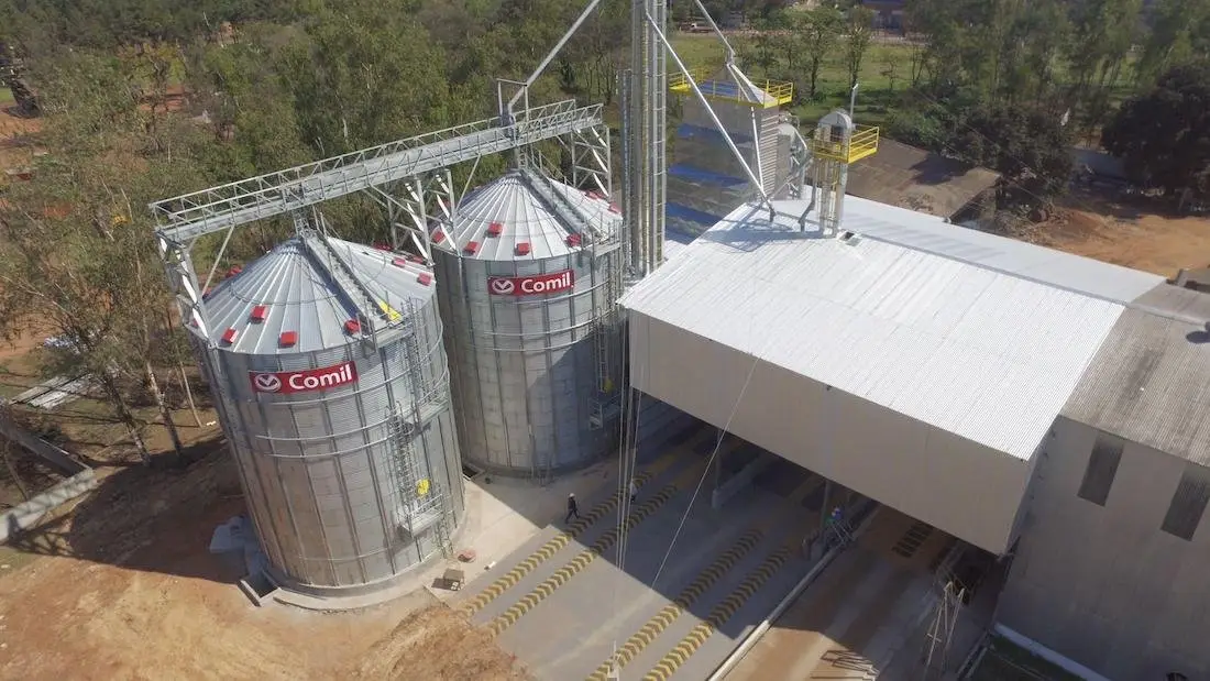 Vista aérea de silos metálicos y una planta de acopio de granos